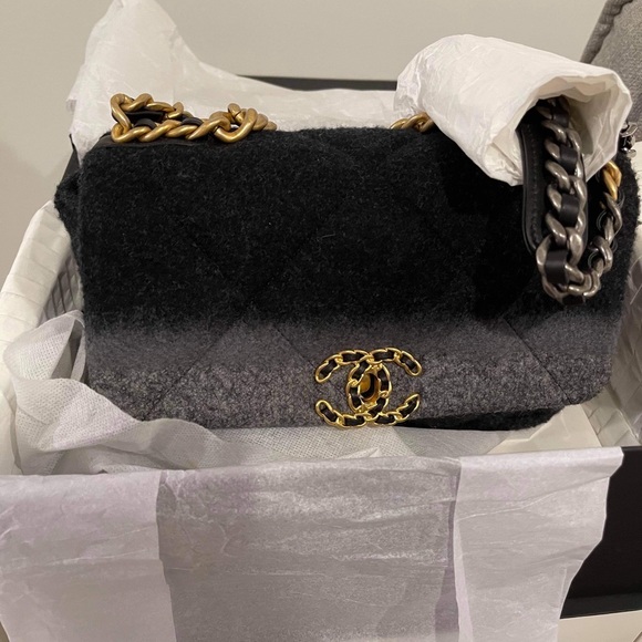 Chanel 19 Handbag Medium New with box - Picture 5 of 10